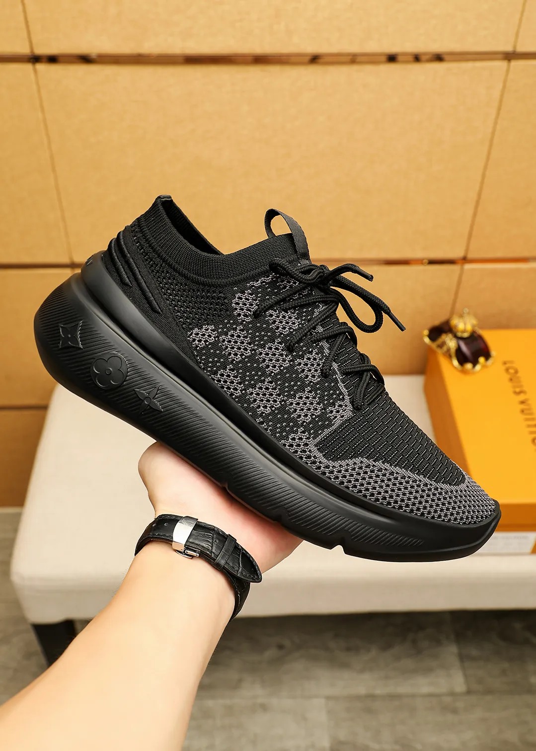 Men's men's shoes 💰480💐 Louis Vuitton Louis Vuitton 2025 new four-season lace-up series! The complex fly-knitting process for shoe uppers is now on the market. The counter has LV shape embossed stitching with original patterns, original raw materials, fabrics, and original fly-knitting! The inside is original and customized! 1:1 outsole mold opening! Foam outsole! 38-44 (45 customized)